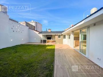 Casa en  venta en Parque Luro. Cuatro dormitorios. Jardin. Garage. Quicho