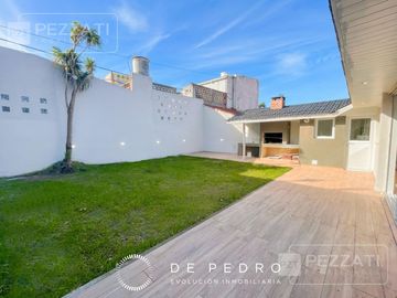 Casa en  venta en Parque Luro. Cuatro dormitorios. Jardin. Garage. Quicho