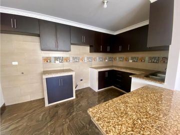 CASA VIP EN VENTA EN URBANIZACION POR LA ESPE DEL VALLE (CB)