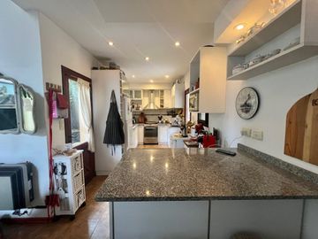 CASA EN VENTA EN EL CARMENCITO 3 AMBIENTES PISCINA