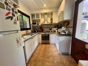CASA EN VENTA EN EL CARMENCITO 3 AMBIENTES PISCINA