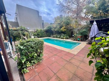 CASA EN VENTA EN EL CARMENCITO 3 AMBIENTES PISCINA