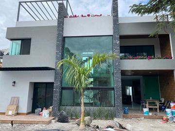 CASA MODERNA EN FRACC. C / VIGILANCIA