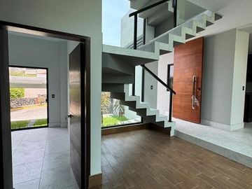 CASA MODERNA EN FRACC. C / VIGILANCIA