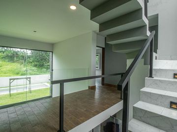 CASA MODERNA EN FRACC. C / VIGILANCIA