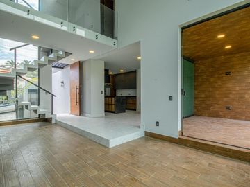 CASA MODERNA EN FRACC. C / VIGILANCIA