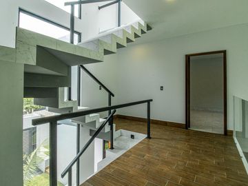 CASA MODERNA EN FRACC. C / VIGILANCIA