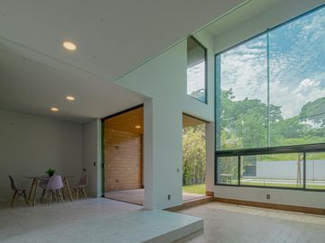 CASA MODERNA EN FRACC. C / VIGILANCIA