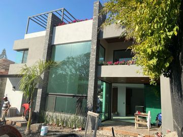 CASA MODERNA EN FRACC. C / VIGILANCIA