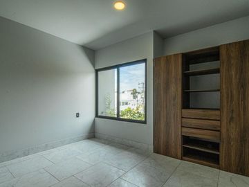 CASA MODERNA EN FRACC. C / VIGILANCIA