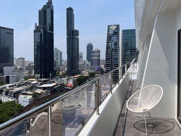 Modern Downtown Loft with Panoramic Views in Silom-Sathorn