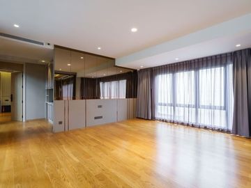 Super luxurious 3-storey detached house with private lift