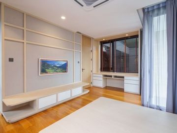 Super luxurious 3-storey detached house with private lift
