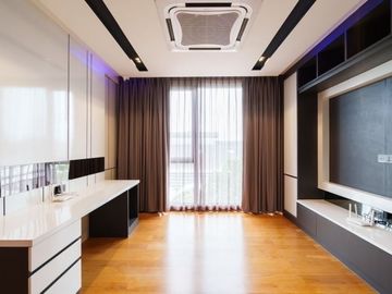 Super luxurious 3-storey detached house with private lift