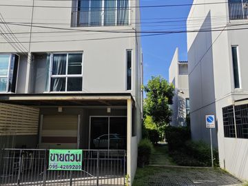 3 Bedroom Townhouse for sale at Patio Chaengwattana