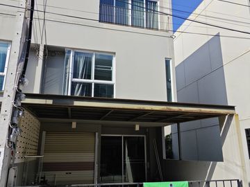 3 Bedroom Townhouse for sale at Patio Chaengwattana