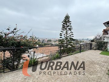 EXCLUSIVA PROPIEDAD CON VISTA PANORÁMICA PONIENTE.