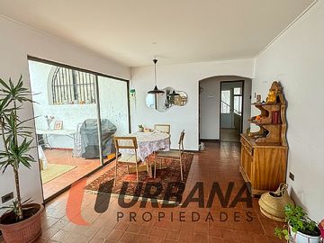 EXCLUSIVA PROPIEDAD CON VISTA PANORÁMICA PONIENTE.