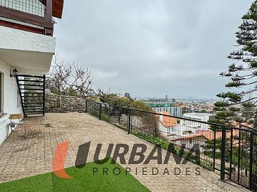EXCLUSIVA PROPIEDAD CON VISTA PANORÁMICA PONIENTE.