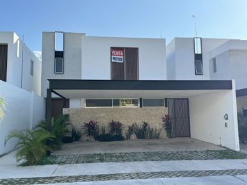 VENTA  casa nueva, Privada El Origen. .amenidades ,con paneles solares. Temozón