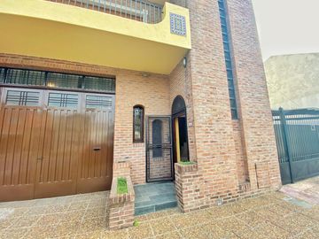 VENTA CASA CON GALPÓN 172 M2 PATIO TERRAZA QUINCHO LANUS