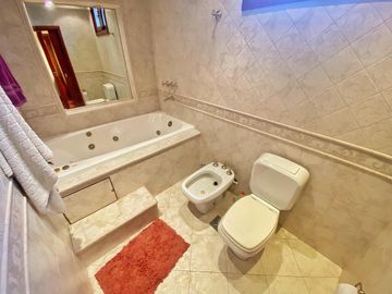 VENTA CASA CON GALPÓN 172 M2 PATIO TERRAZA QUINCHO LANUS