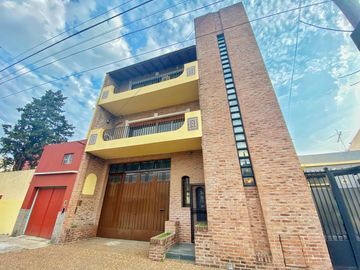 VENTA CASA CON GALPÓN 172 M2 PATIO TERRAZA QUINCHO LANUS
