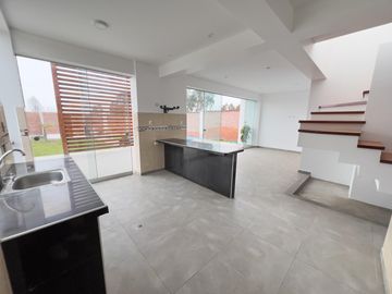 LINDA CASA CON PISCINA EN ALQUILER EN LURIN