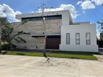 Renta Residencia Semiamueblada  en Privada Yucatan Country Club
