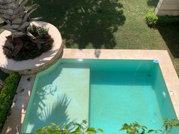 Renta Residencia Semiamueblada  en Privada Yucatan Country Club