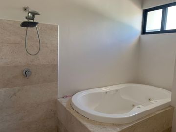 Renta Residencia Semiamueblada  en Privada Yucatan Country Club