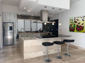 Renta Residencia Semiamueblada  en Privada Yucatan Country Club