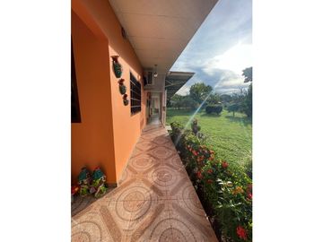 VENDO AMPLIA CASA DE 1466 MTS EN EL ROBLE $180.000!!