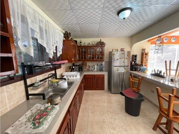 VENDO AMPLIA CASA DE 1466 MTS EN EL ROBLE $180.000!!