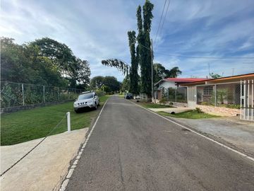 VENDO AMPLIA CASA DE 1466 MTS EN EL ROBLE $180.000!!