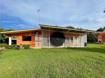VENDO AMPLIA CASA DE 1466 MTS EN EL ROBLE $180.000!!