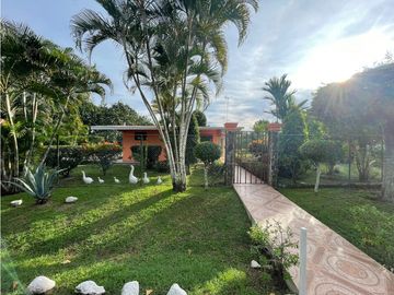 VENDO AMPLIA CASA DE 1466 MTS EN EL ROBLE $180.000!!