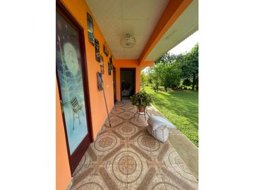 VENDO AMPLIA CASA DE 1466 MTS EN EL ROBLE $180.000!!