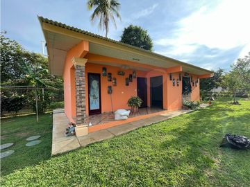 VENDO AMPLIA CASA DE 1466 MTS EN EL ROBLE $180.000!!