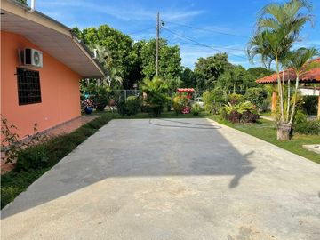 VENDO AMPLIA CASA DE 1466 MTS EN EL ROBLE $180.000!!