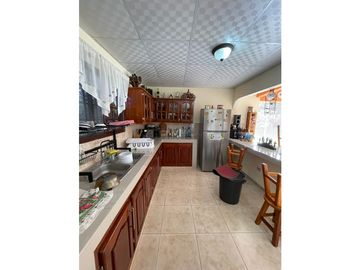 VENDO AMPLIA CASA DE 1466 MTS EN EL ROBLE $180.000!!