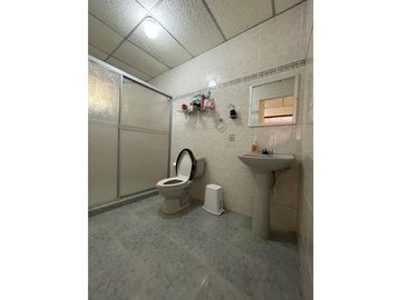 VENDO AMPLIA CASA DE 1466 MTS EN EL ROBLE $180.000!!