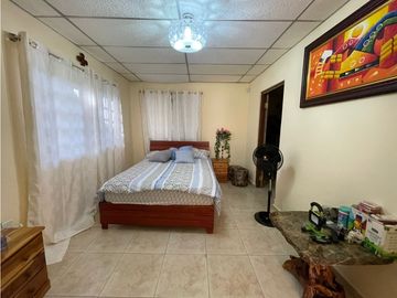 VENDO AMPLIA CASA DE 1466 MTS EN EL ROBLE $180.000!!