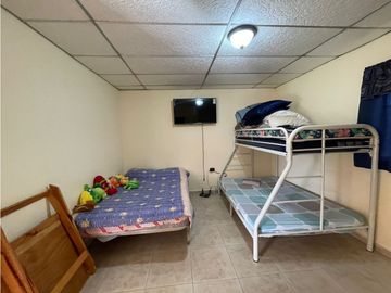VENDO AMPLIA CASA DE 1466 MTS EN EL ROBLE $180.000!!