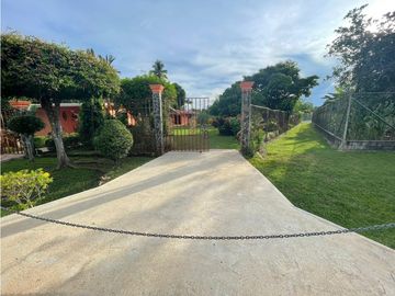 VENDO AMPLIA CASA DE 1466 MTS EN EL ROBLE $180.000!!