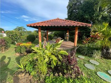 VENDO AMPLIA CASA DE 1466 MTS EN EL ROBLE $180.000!!