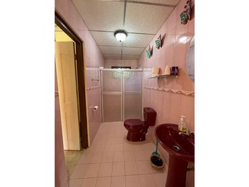 VENDO AMPLIA CASA DE 1466 MTS EN EL ROBLE $180.000!!