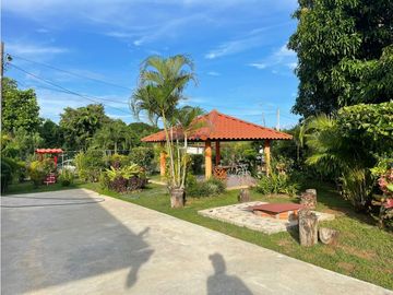 VENDO AMPLIA CASA DE 1466 MTS EN EL ROBLE $180.000!!