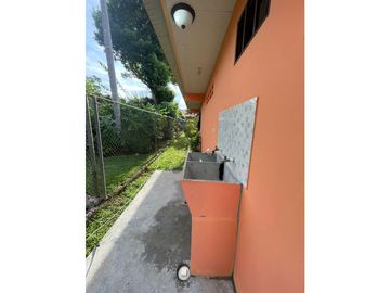 VENDO AMPLIA CASA DE 1466 MTS EN EL ROBLE $180.000!!