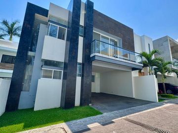 CASA EN EXCLUSIVO FRACCIONAMIENTO LEÑEROS